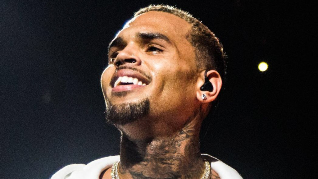 9498 chris brown live nation face minysi 50 ekatommyrion dolarion gia to beatdown sta paraskinia