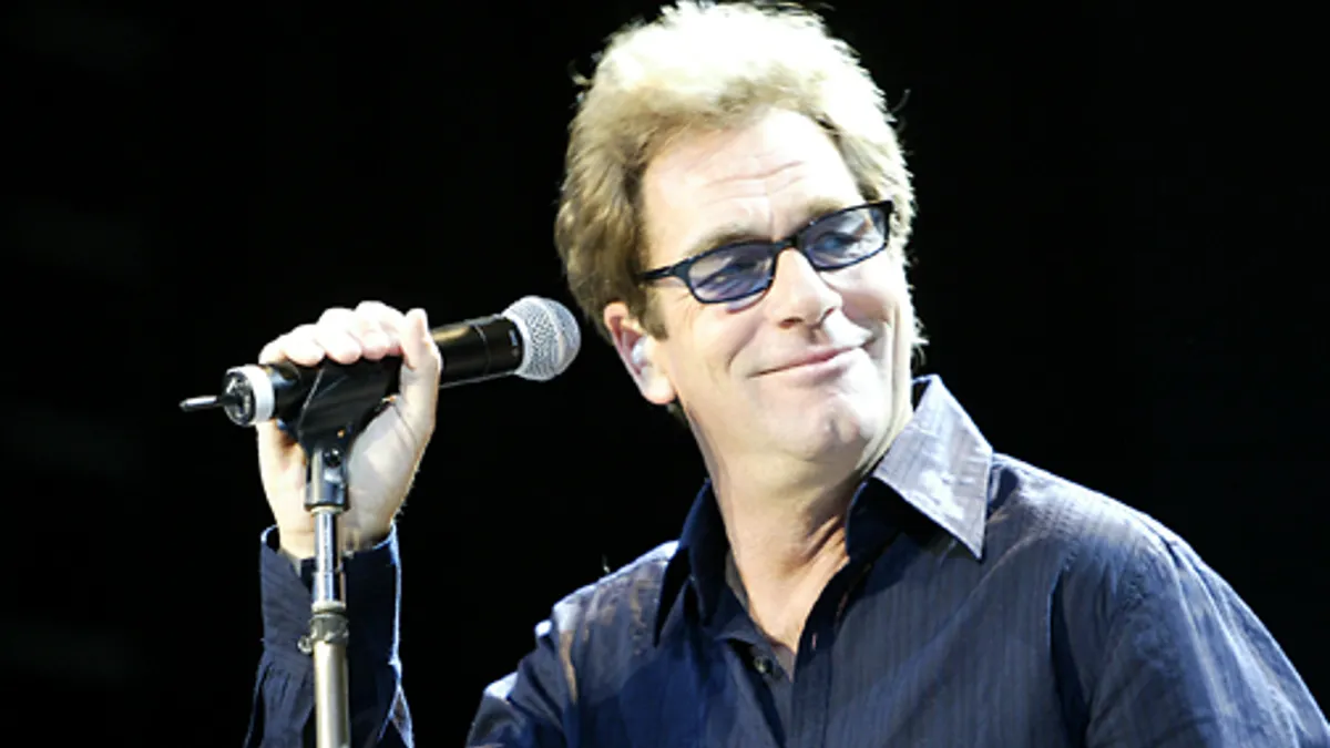 11429 o huey lewis echei tragika tin akoi tou tora to ekmetallevetai sto epakro me to comedic mo66bbe9e033bd4