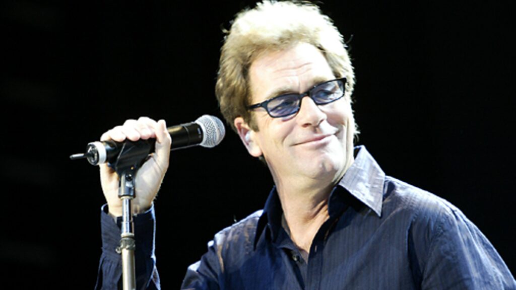 11607 o huey lewis echei tragika tin akoi tou tora to ekmetallevetai sto epakro me to comedic mo66bcabfb2ccb9