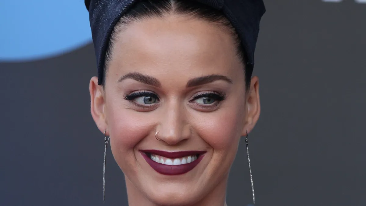 11769 i etaireia paragogis katy perry ypo erevna meta ti lipsi vinteo stin paralia ibiza