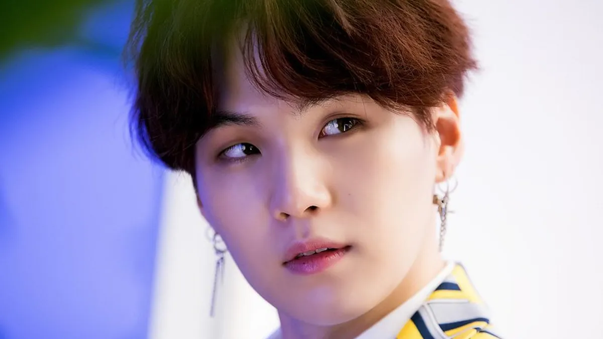 15557 o suga tis bts epivlithike prostimo 11 000 gia paravasi dui gia ilektriko skouter