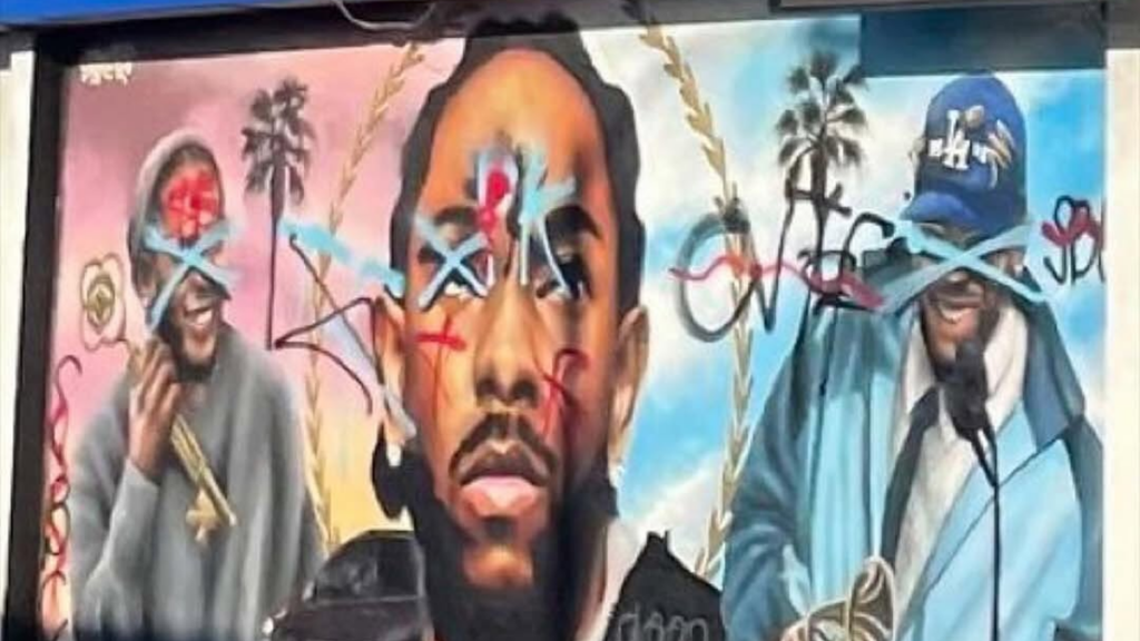 23928 oi toichografies tou kendrick lamar synechizoun na vandalizontai sto compton