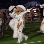 25390 to netflix kykloforei to beyonce bowl special meta tis christougenniatikes ekpobes nfl